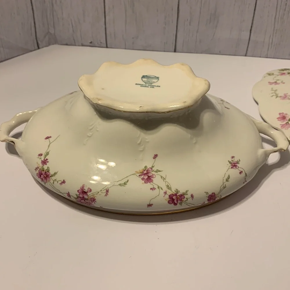 Covered serving dish. - Picture 5 of 15